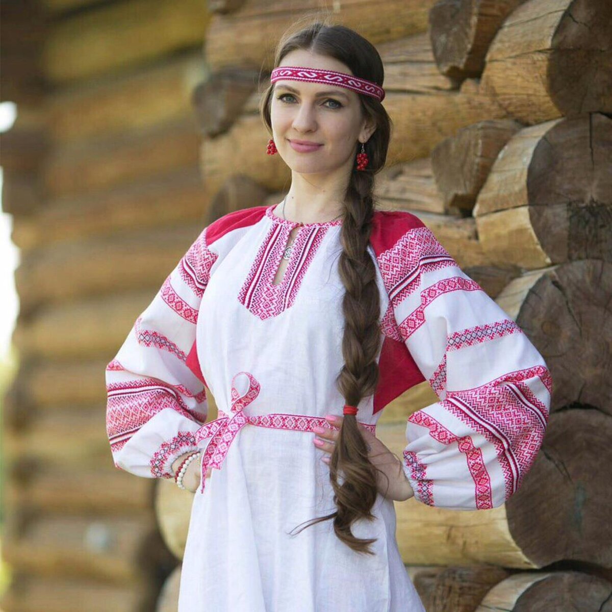 Girls in Slavic costumes brings the glow — live moments in Denver